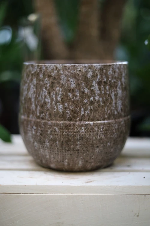 Połączenie matowego brązu z jasnymi akcentami tworzy efektowny, naturalny gradient. Osłonka o wymiarach 14x15 cm to solidna i trwała podstawa dla Twoich ulubionych kwiatów doniczkowych.