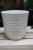 Pionowe pasy tłoczeń roślinnych nadają tej ceramicznej osłonce unikalnego charakteru. To solidna, portugalska ceramika, która przetrwa lata, ciesząc oko nienaganną estetyką.